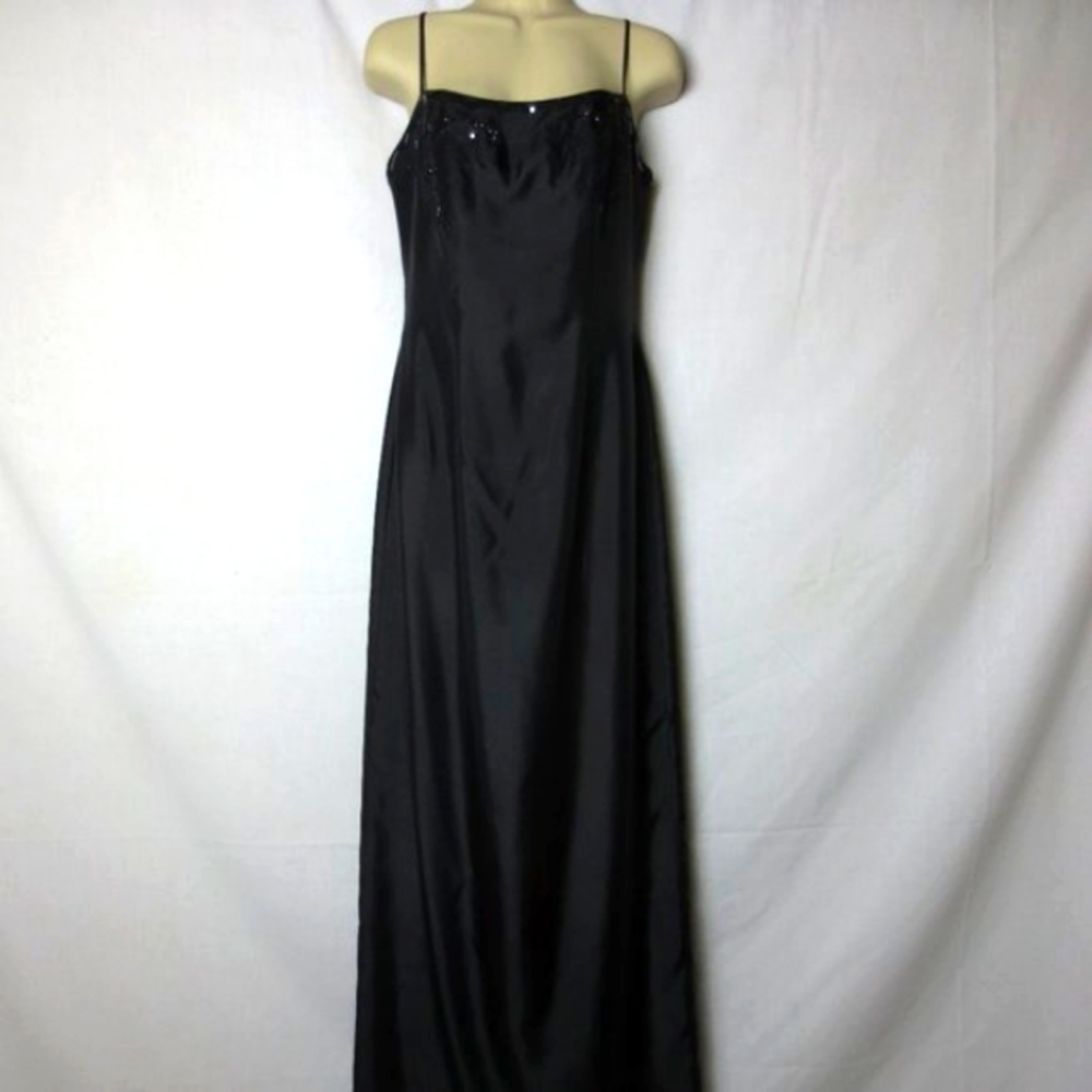 Marina Formal Gown Black Crepe Embroidered Beaded Sequined Fitted Classy Size 6